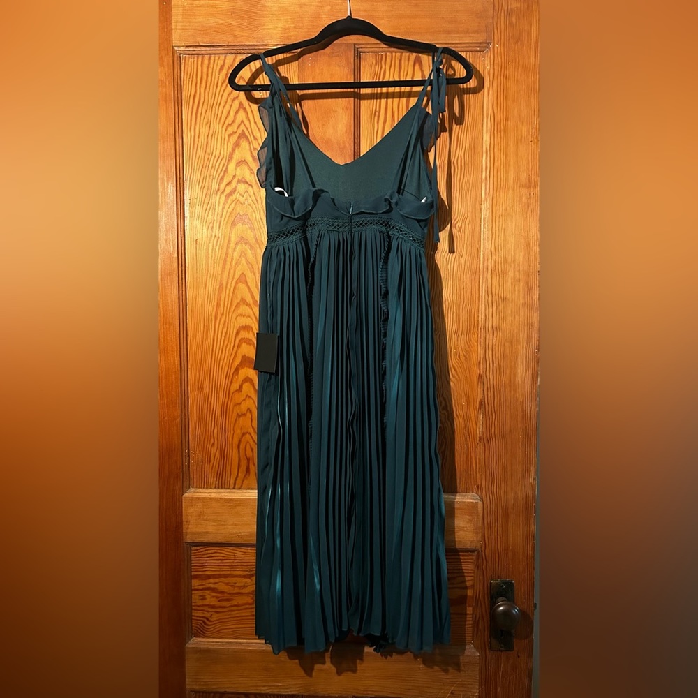 Small Lulus green dress. Never worn, tags on. Perfect condition.